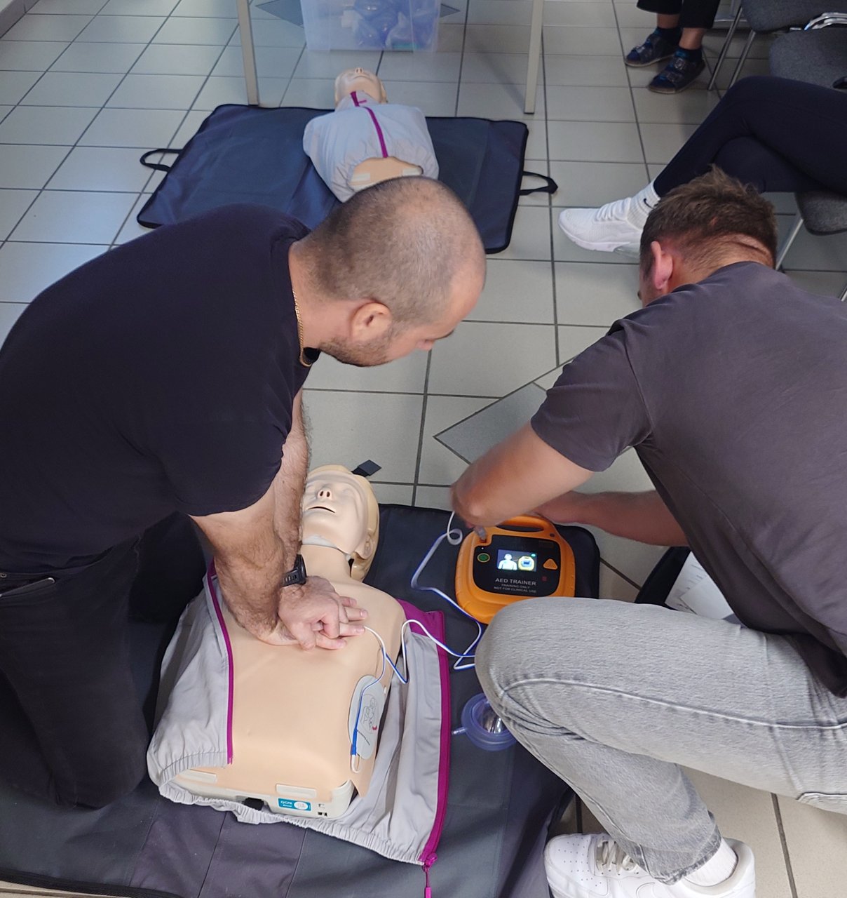 Ćwiczenie resuscytacji z defibrylatorem AED w parach