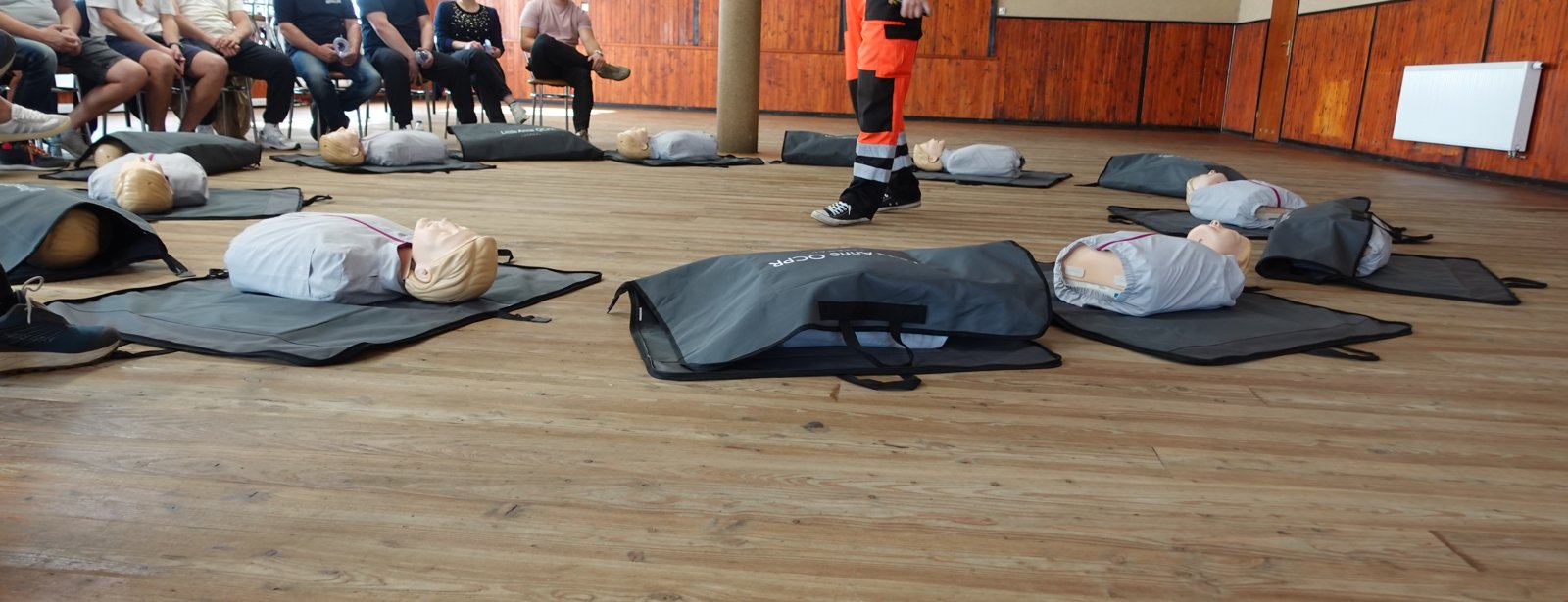 Sala przygotowana do szkolenia z pierwszej pomocy, manekiny na matach