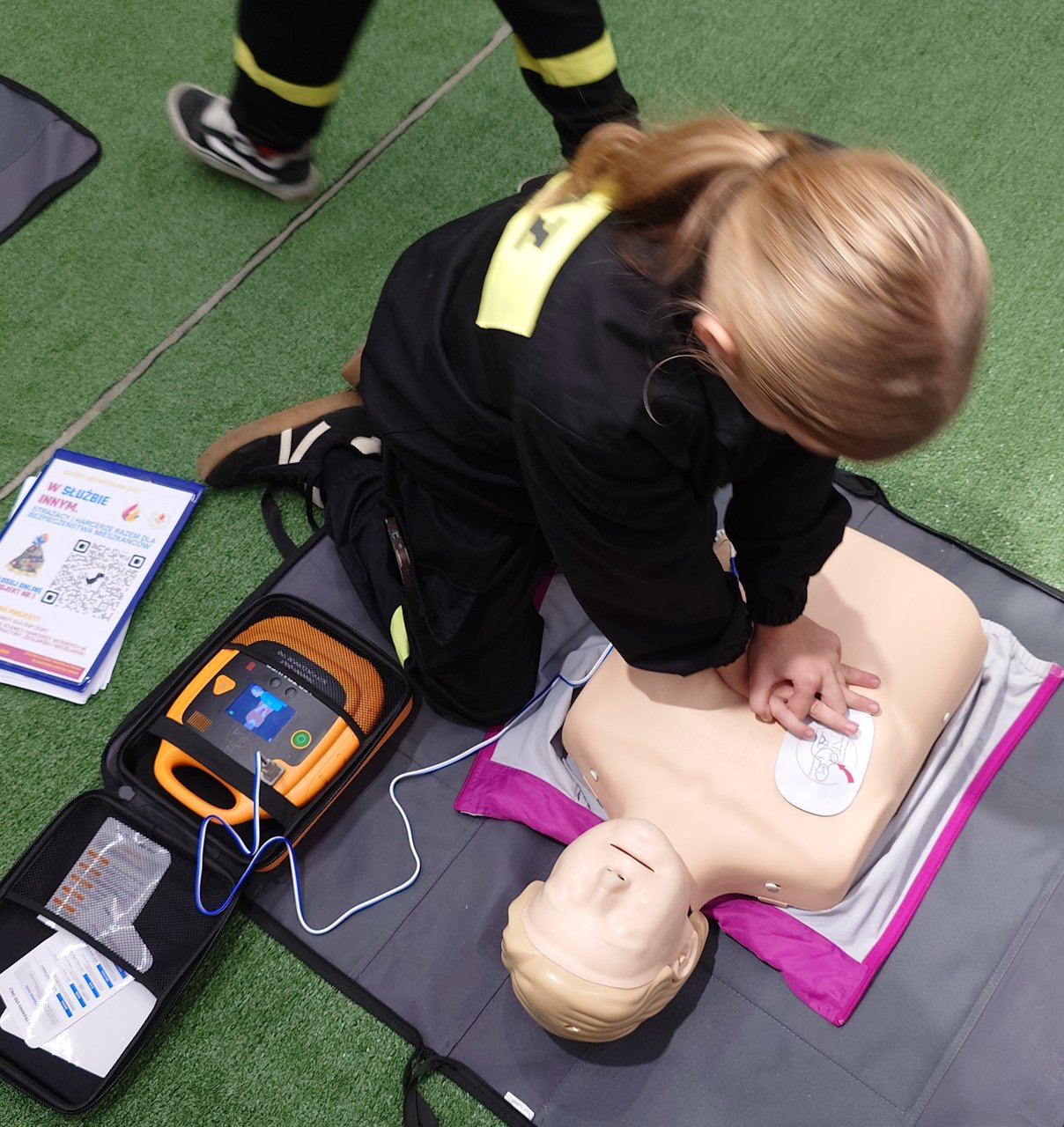Ćwiczenie resuscytacji z użyciem defibrylatora AED na manekinie