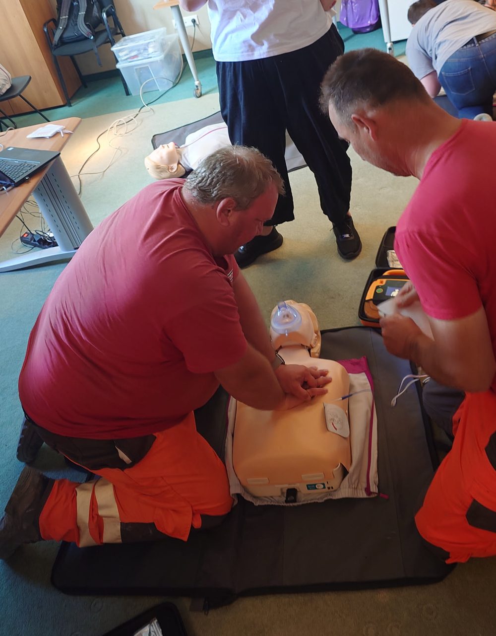 Szkolenie z pierwszej pomocy dla pracowników budowlanych: resuscytacja na fantomie i przygotowanie defibrylatora AED