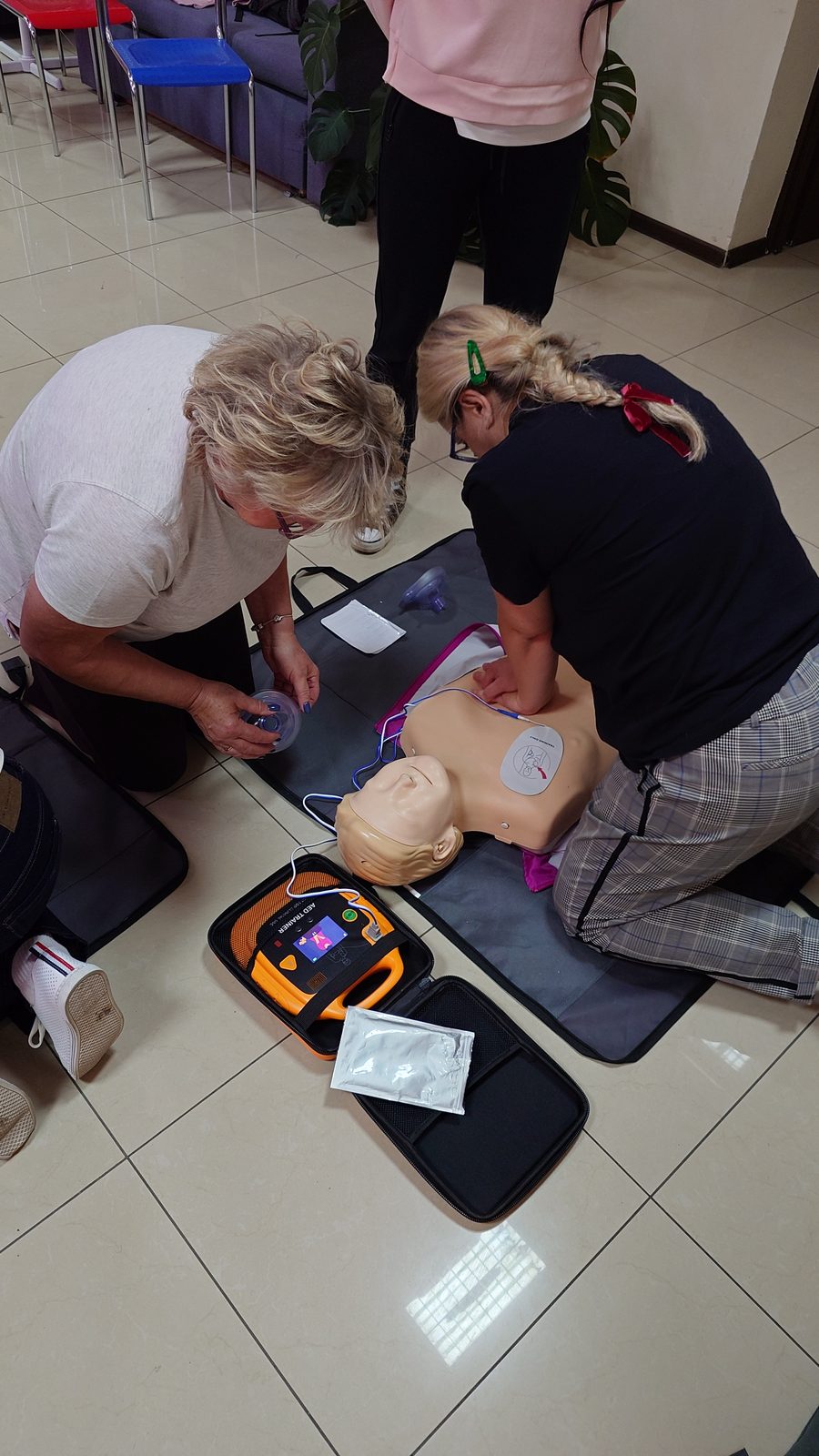 Ćwiczenie RKO z defibrylatorem AED na stanowisku