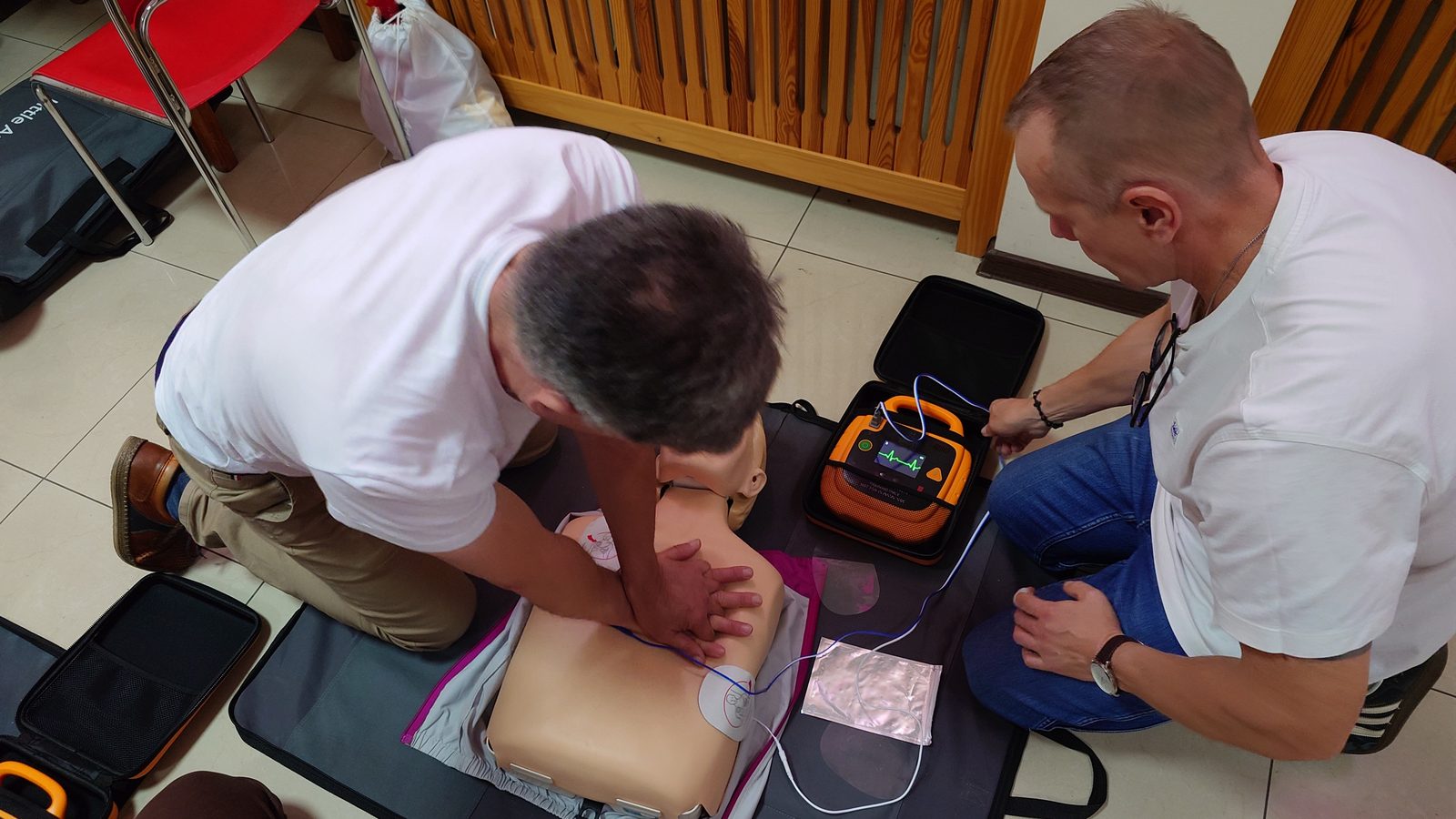 Ćwiczenie resuscytacji w parze z użyciem defibrylatora AED