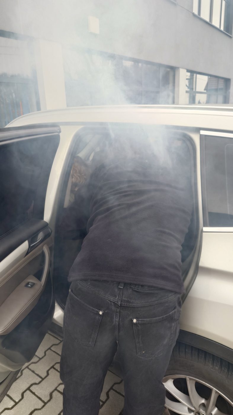 Ćwiczenie pierwszej pomocy przy samochodzie w zadymieniu: ratownik dociera do poszkodowanego w pojeździe