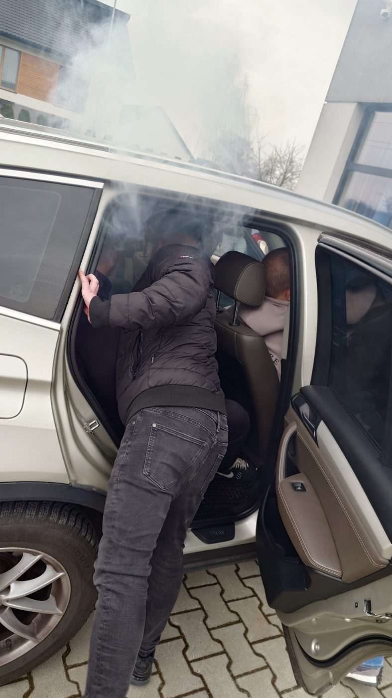 Ćwiczenie ewakuacji poszkodowanego z samochodu w zadymieniu