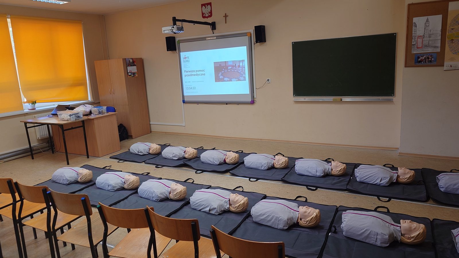 Szkolenie stacjonarne LifeGuru: sala przygotowana do zajęć z fantomami i prezentacją