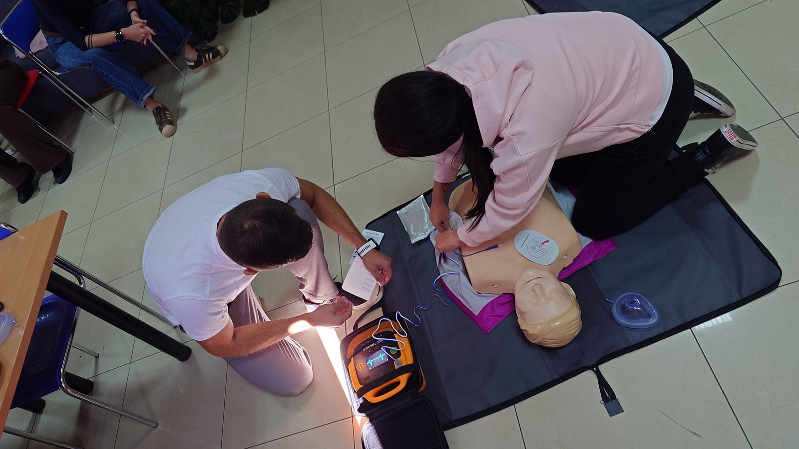 Szkolenie stacjonarne LifeGuru: ćwiczenie RKO z defibrylatorem AED