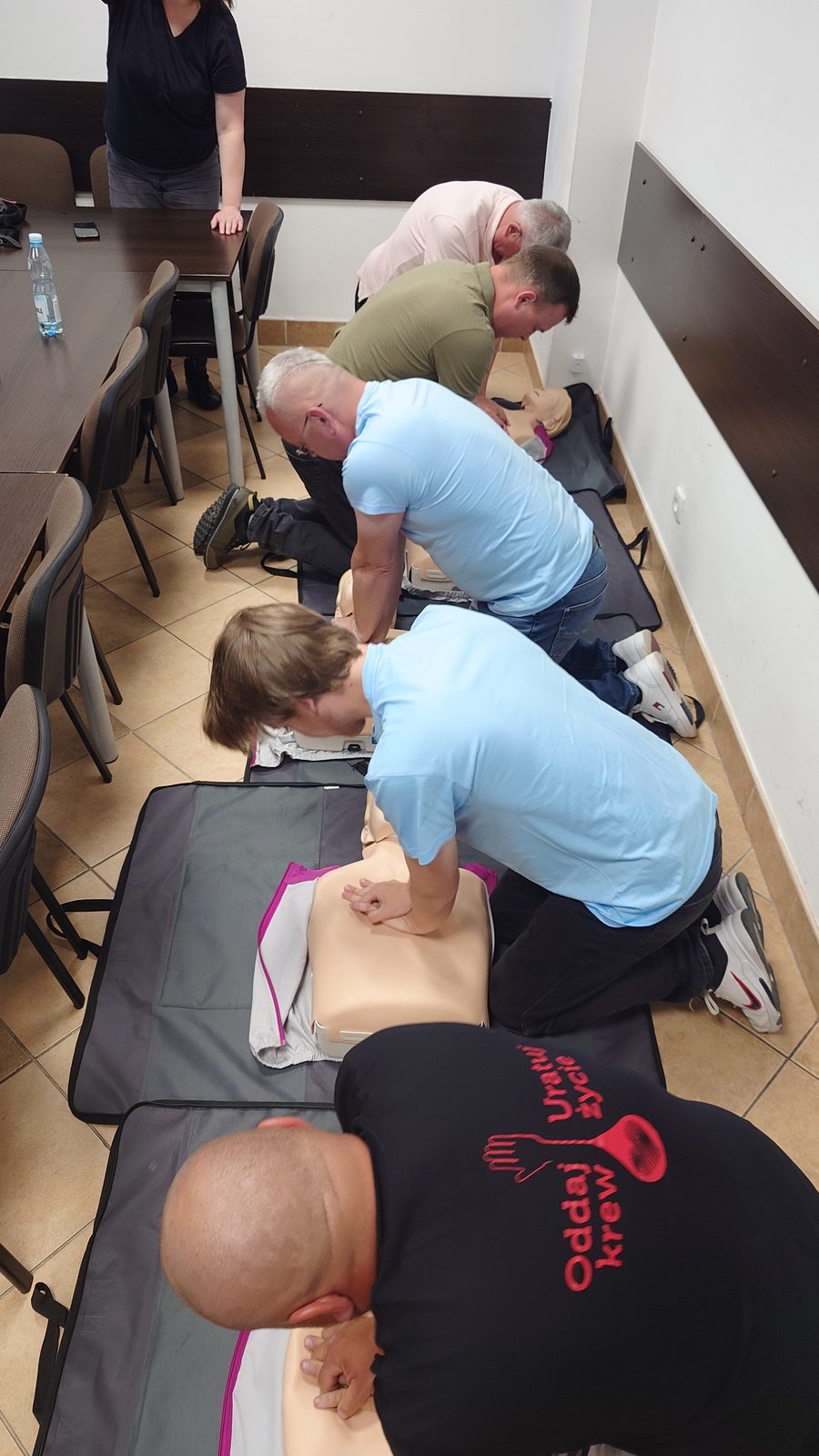 Szkolenie stacjonarne LifeGuru: uczestnicy ćwiczą uciśnięcia klatki piersiowej na fantomach